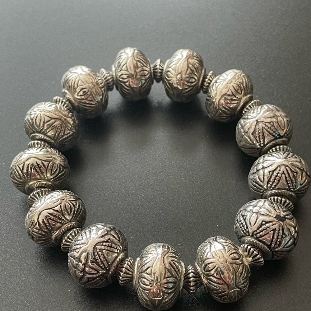 Silver Tone Textured Beaded Stretch Bracelet.
